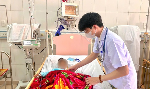 Tự lấy thuốc của người lớn rồi cùng nhau uống, 3 trẻ phải nhập viện, bác sĩ đưa ra khuyến cáo quan trọng