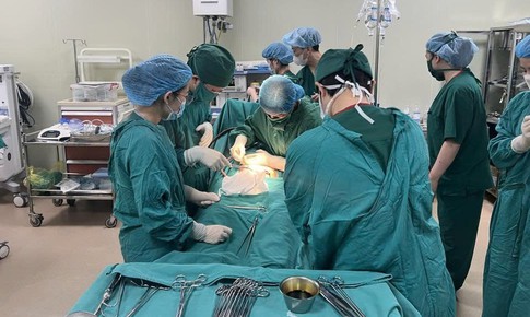 Ca phẫu thuật căng thẳng cứu sản phụ rau tiền đạo trung tâm 