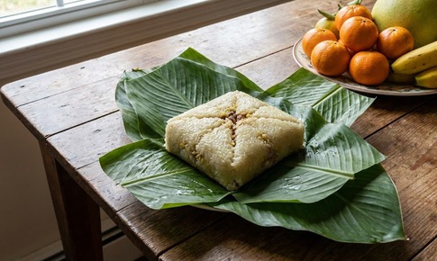 Bánh chưng bị mốc vỏ: Cắt bỏ phần mốc rồi rán lên ăn liệu có an toàn?