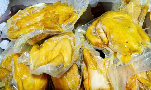 Phát hiện chân gà rút xương, gà ủ muối không rõ nguồn gốc đang trên đường đi tiêu thụ