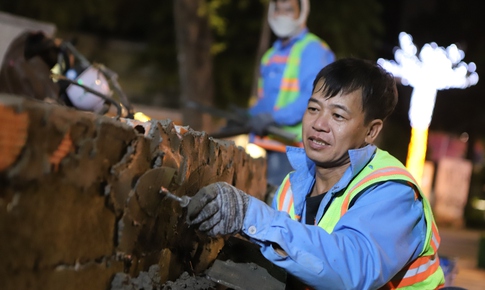 Công nhân xuyên đêm 'thay áo mới' khu 'đất vàng' ở TPHCM trước Tết