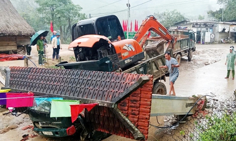 Xe tải chở xe múc làm sập cổng chào, 2 người trong cabin tử vong