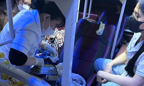 Cán bộ y tế đỡ đẻ thành công cho sản phụ mang song thai trên xe khách