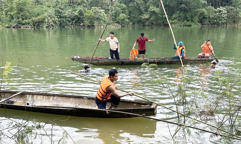 Lật ghe khi đi đánh cá cùng cha, cháu bé 13 tuổi tử vong