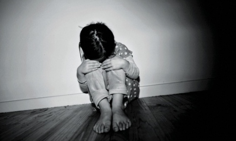 Nhờ bé gái hàng xóm đấm lưng, gã đàn ông U60 nhiều lần xâm hại