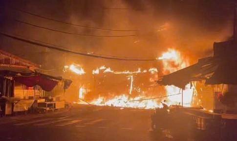 TPHCM: Hỗ trợ, động viên các gia đình bị cháy ở chợ Nhị Thiên Đường