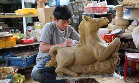 Làng gốm 500 năm tuổi tất bật vào mùa làm linh vật ngựa