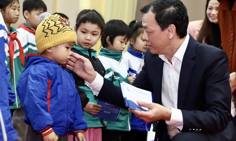 Đoàn công tác Bộ Y tế thăm, tặng quà các cơ sở y tế và trẻ em có hoàn cảnh khó khăn ở Tuyên Quang