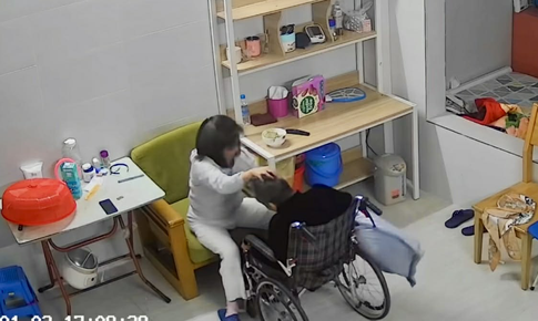 Xác minh thông tin nữ giúp việc dí đầu, tát liên tiếp vào cụ bà ngồi xe lăn, mặc cụ kêu 'đau quá'