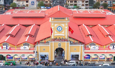 Chợ Bến Thành ‘thay áo mới’ đón Tết