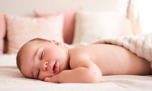 Trẻ sơ sinh ngủ ngáy, khò khè khi nào là bình thường, khi nào là bệnh lý?