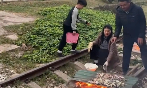 Xôn xao clip gia đình nổi lửa, nướng đồ ăn trên đường ray