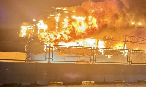 Xe giường nằm bốc cháy trên cao tốc, một hành khách tử vong