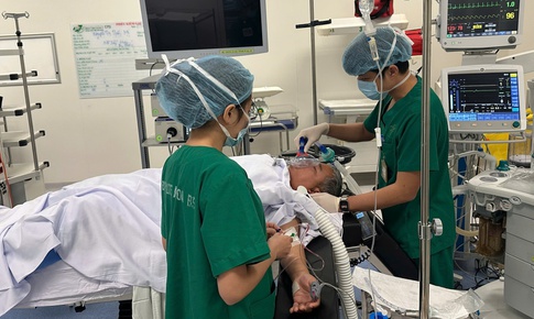 Cấp cứu đường không từ Trường Sa cứu bệnh nhân viêm ruột thừa biến chứng nặng