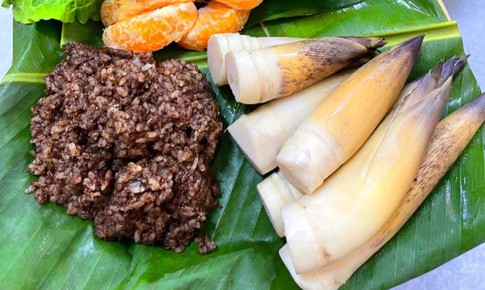 Măng vầu vào mùa, giá cao nhưng vẫn ‘đắt khách’