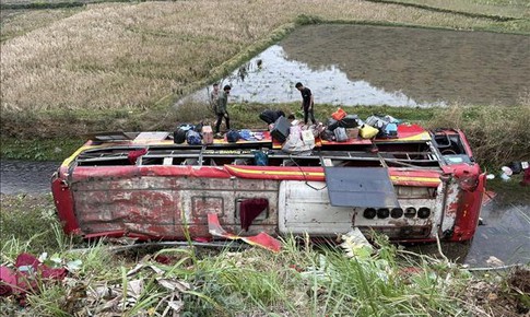 11 người bị thương do lật xe khách trên Quốc lộ 37 ở Sơn La