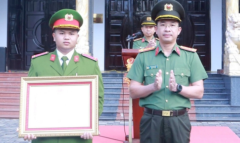 Thủ tướng tặng Bằng khen cho chiến sĩ công an dũng cảm lao vào dòng lũ dữ cứu người