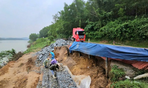 Khắc phục sạt lở uy hiếp tuyến giao thông huyết mạch ở Huế