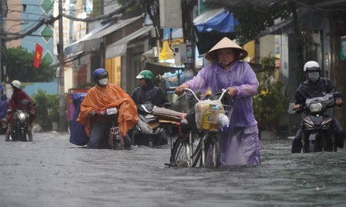 Mưa lớn dồn dập ở Nam Bộ có dấu hiệu khác thường, trái quy luật
