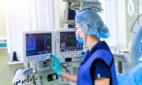 Chia sẻ dữ liệu, niêm yết và kê khai giá trực tuyến để quản lý chặt giá thiết bị y tế