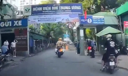 CSGT Hà Nội liên tiếp nhận lời cầu cứu, mở đường đưa người bệnh đi viện