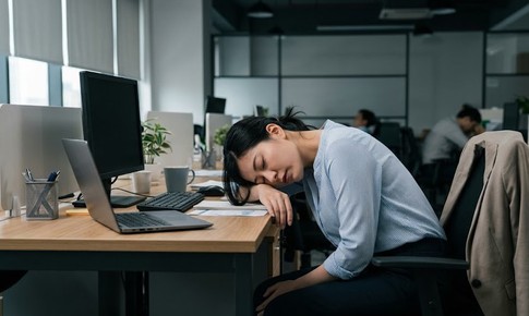 Ngủ trưa dậy đau đầu, vì sao?