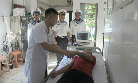 Một ngư dân phải nhập bệnh xá vì viêm da nhiễm khuẩn ở tay