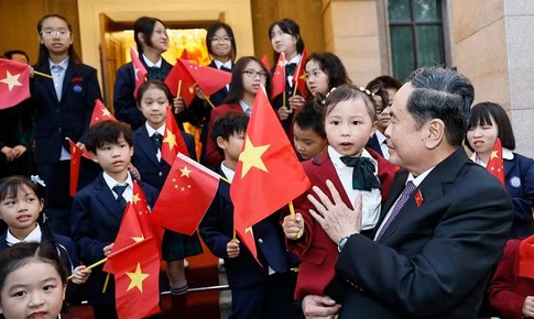 Chủ tịch Quốc hội Trần Thanh Mẫn gặp gỡ cộng đồng kiều bào tại Trung Quốc