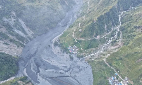 Thảm kịch lũ lụt tại Nepal: Nhiều tuyến đường bị xóa sổ, hơn 100 du khách nước ngoài mắc kẹt