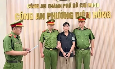 Sáng 13/10: 'Ma men' manh động rút dao tấn công Thiếu tá CSGT khi bị kiểm tra nồng độ cồn ở TP.HCM