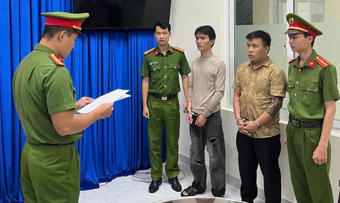 Khởi tố, bắt tạm giam 2 thanh niên sau vụ hỗn chiến tại quán Karaoke