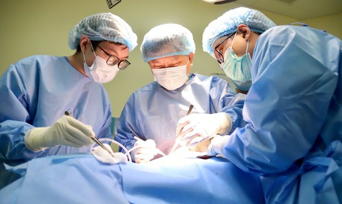 Người phụ nữ ung thư vú tự tin với vòng 1 cân đối sau ca phẫu thuật tạo hình 3 trong 1