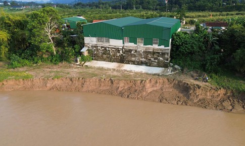 Sông Lam 'nuốt' đất vườn, áp sát nhà dân