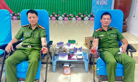 Hai cán bộ Công an Nghệ An hiến máu cấp cứu bệnh nhân