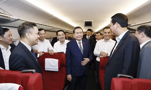 Chủ tịch Quốc hội trải nghiệm tàu cao tốc đến thành phố Diên An của Trung Quốc