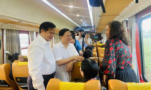 Chủ tịch Tổng Liên đoàn Lao động Việt Nam thăm hỏi y bác sĩ trên tàu PL1