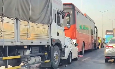Va chạm liên hoàn giữa 7 ô tô trên Quốc lộ 1