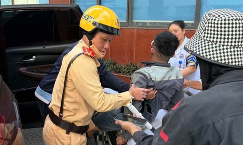 Cảnh sát dùng xe chuyên dụng đưa người dân bị thương đến viện cấp cứu