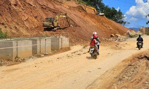 Dời khối đất đá khổng lồ tại quả đồi nứt để cứu đường huyết mạch ở Huế