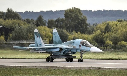 6 tiêm kích Su-34 Nga phơi mình 'chào đón' tên lửa Neptune Ukraine