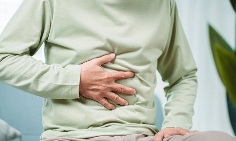 Vì sao người cao tuổi dễ bị táo bón?