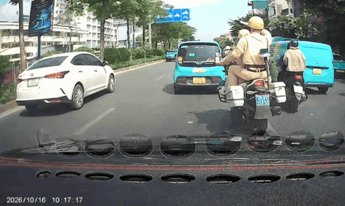 CSGT Hà Nội mở đường cho taxi chở nạn nhân tai nạn đến bệnh viện kịp thời
