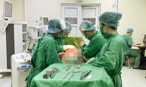 Cứu mẹ con sản phụ mang khối u xơ tử cung lớn