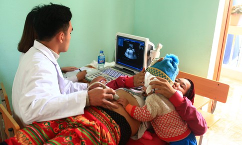 Đãi ngộ xứng đáng để nhân viên y tế vùng khó khăn vững vàng bám bản