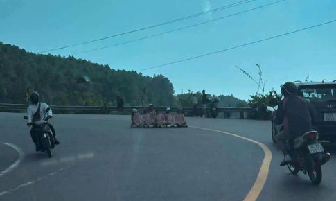 Lập biên bản xử phạt 6 phụ nữ ngồi giữa đường đèo Hải Vân chụp ảnh