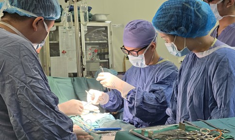 Bất ngờ phát hiện u tinh hoàn ở con trai 10 tuổi khi tắm