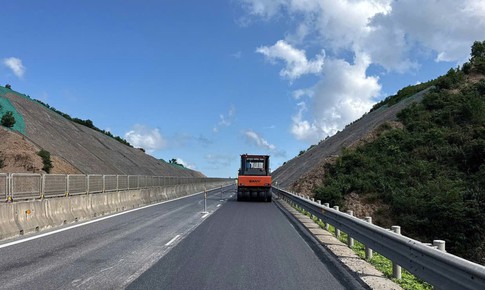 Các vệt hằn lún cao tốc Vạn Ninh - Cam Lộ đang được khắc phục ra sao?