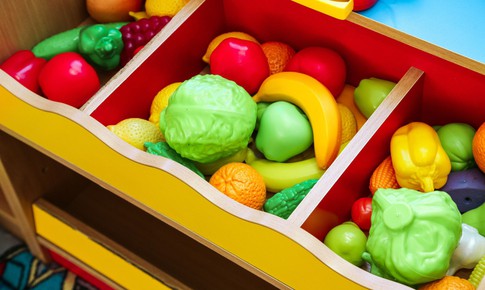 Cách vệ sinh bàn ghế, đồ chơi để phòng bệnh tay chân miệng cho trẻ ở trường