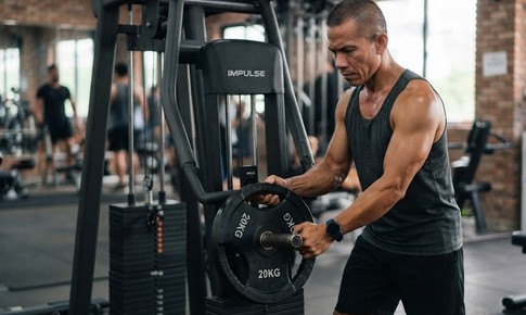 Nam giới tuổi 40 tập cơ ngực, khi nào nên tăng mức tạ?