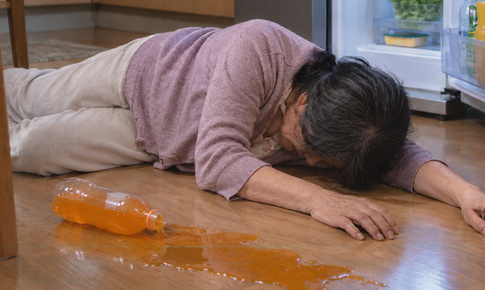 Đột tử giữa đêm, gia đình phát hiện chai nước uống dở 